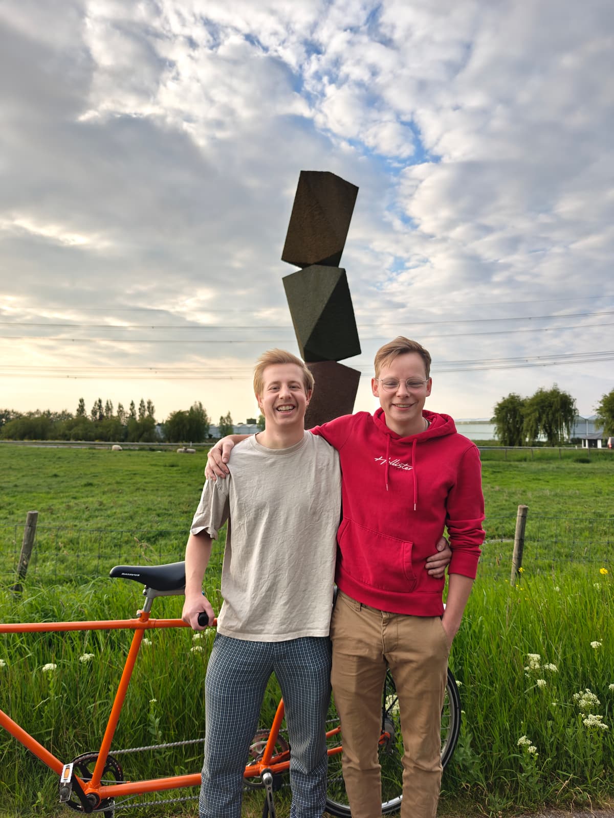 Koen en Daan van Zeijl, oprichters van Puur Westland, met de tandemfiets in het Westland
