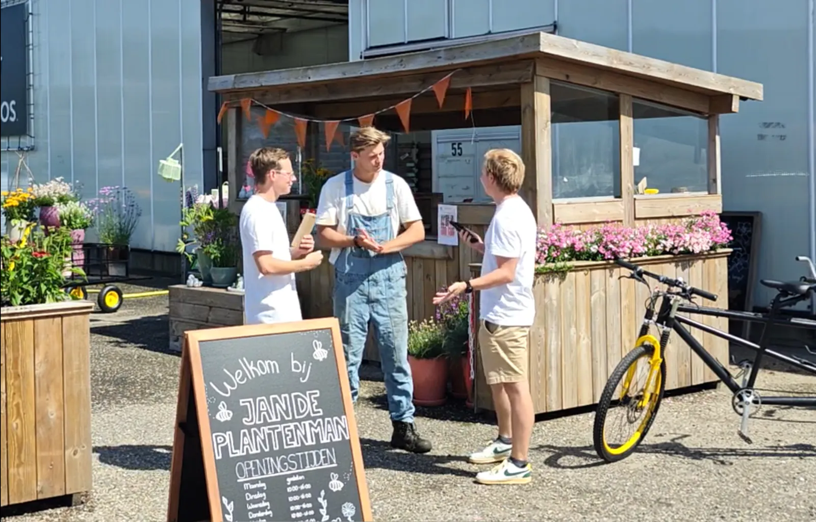 Jan de Plantenman in zijn tuinpak voor de winkel in Monster