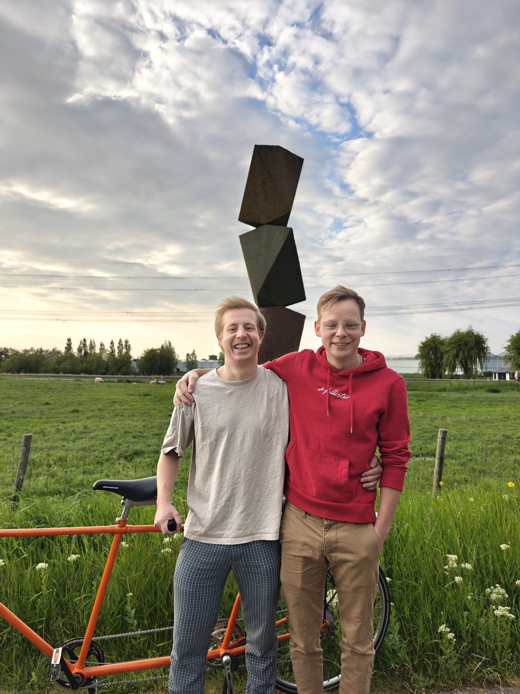Koen en Daan van Zeijl, oprichters van Puur Westland, met de tandemfiets in het Westland