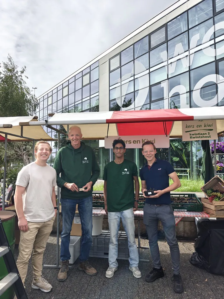Koen en Daan bij de kraam van Kers en Kiwi